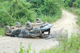 Lật xe chở gỗ lậu, 2 người bị gỗ đè chết thảm