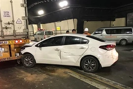 Tai nạn liên hoàn trong hầm Hải Vân, xế hộp dính chặt đuôi xe đầu kéo