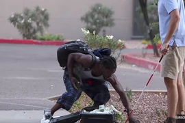 Video: Người đàn ông mù đánh rơi 1 triệu đô và cái kết không thể ngờ