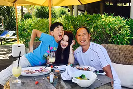 Ôn Bích Hà khoe ảnh hạnh phúc bên chồng tỷ phú và con nuôi