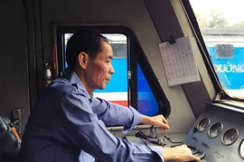 Nhọc nhằn đời lái tàu: Ám ảnh cảnh người phụ nữ ôm con trong đêm 