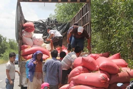 Bị dừng xe chở quá tải, tài xế lao thẳng vào lực lượng chức năng