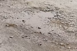 Tuyến đường đẹp bậc nhất Việt Nam hư hỏng nặng