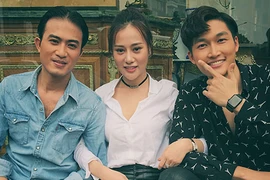 Quỳnh búp bê xinh tươi bên Cảnh ở hậu trường phần ngoại truyện