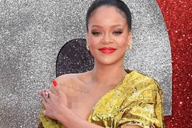 Rihanna mặc hở bạo trên thảm đỏ ra mắt phim