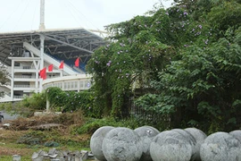 Cận cảnh những quả “bóng xích” tại Mỹ Đình nằm chỏng chơ ở sân golf