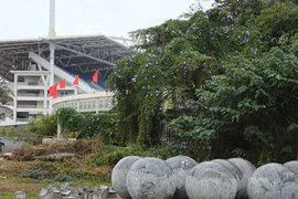 Cận cảnh những quả “bóng xích” tại Mỹ Đình nằm chỏng chơ ở sân golf