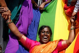 Người Ấn Độ ăn mừng độc đáo khi lệnh cấm quan hệ đồng giới được dỡ bỏ