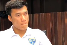 Video: Bùi Tiến Dũng nghẹn ngào xin cộng đồng mạng ngừng xúc phạm gia đình