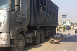 Hai giáo viên nước ngoài bị xe container cán, một người tử vong tại chỗ