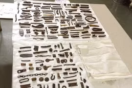 Kinh hãi gắp 227 mẫu kim loại trong bụng người đàn ông