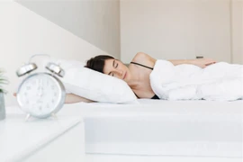 Những thói quen khi ngủ khiến làn da của bạn trở nên xấu xí