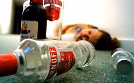 Bác sĩ chống độc chỉ cách đơn giản để nhận biết ngộ độc rượu