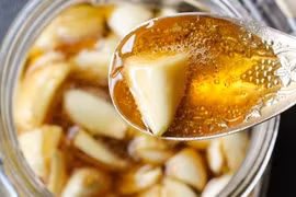 Ăn tỏi ngâm mật ong mỗi ngày vì lợi ích sức khỏe tuyệt vời 