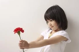 Tôi ước được nhận hoa 8/3 từ 3 con học đại học