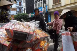 “Trang phục” ông Công, ông Táo tăng giá