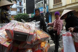 “Trang phục” ông Công, ông Táo tăng giá