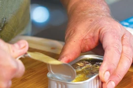 Đồ hộp nhiễm độc: ăn là liệt!