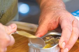 Đồ hộp nhiễm độc: ăn là liệt!