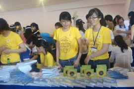 Trao 700 triệu cho bệnh nhi ung thư đến trường