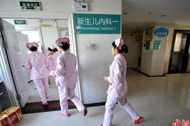 Sắp hỏa táng, bé sơ sinh bật khóc