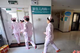 Sắp hỏa táng, bé sơ sinh bật khóc