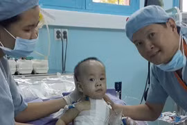 Tách 2 trẻ sơ sinh: Phi Long vừa cai được máy thở