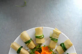 Đổi món với măng cuộn thịt hấp