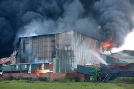 Cháy kinh hoàng xưởng làm két sắt, nhiều người dân hoảng loạn