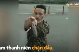 Video: Côn đồ chặn đường, cầm đá ném vỡ kính xe tải làm bị thương tài xế
