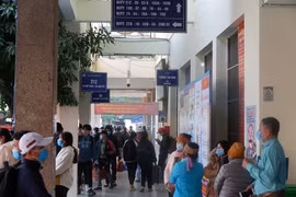 Bến xe nhộn nhịp dòng người về quê đón Tết Dương lịch năm 2021