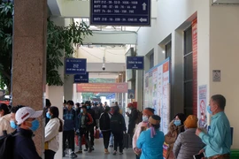 Bến xe nhộn nhịp dòng người về quê đón Tết Dương lịch năm 2021