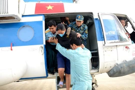 Cảnh bộ đội cứu hộ người dân ngập lũ nhìn từ trực thăng 