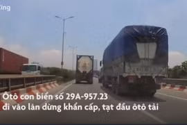 Video: Ôtô vượt phải, bị xe tải tông xoay 180 độ