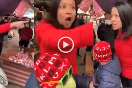 Video: Vào chợ không đeo khẩu trang, bị nhắc nhở người phụ nữ chửi mọi người
