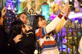 Người dân nô nức đổ về Nhà thờ Lớn Hà Nội dịp cận Giáng sinh