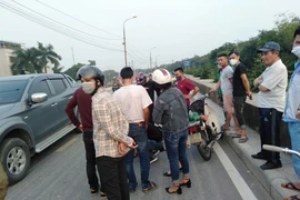 Đang lái xe máy người đàn ông bỗng ngã đập đầu xuống đường nguy kịch