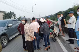 Đang lái xe máy người đàn ông bỗng ngã đập đầu xuống đường nguy kịch