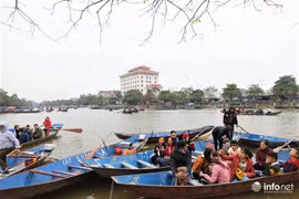 Hơn 4 vạn du khách đổ về chùa Hương trước ngày khai hội