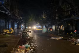 Đường phố Hà Nội ngập trong rác sau đêm Trung thu