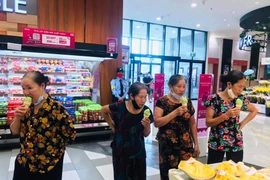 Xúc động hình ảnh các bà già quê lần đầu đi siêu thị