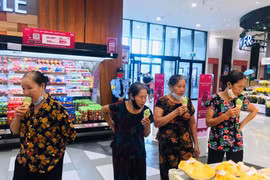 Xúc động hình ảnh các bà già quê lần đầu đi siêu thị