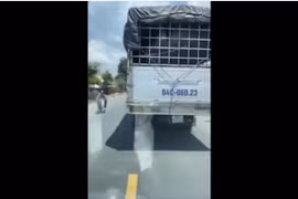 Video: Xe tải không nhường đường cho xe cứu thương, ai xem cũng bức xúc