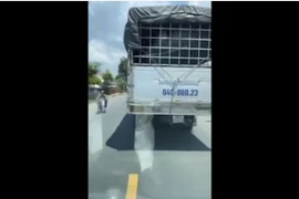 Video: Xe tải không nhường đường cho xe cứu thương, ai xem cũng bức xúc