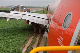 Chi tiết hiện trường máy bay trượt khỏi đường băng ở Tân Sơn Nhất