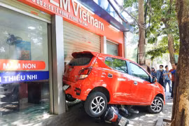 Nữ tài xế lùi xe đè 3 xe máy, đâm vỡ kính cửa trung tâm Anh ngữ