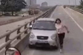 Video: Chạy ngược chiều, nữ tài xế xuống xin nhường đường và cái kết