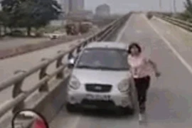 Video: Chạy ngược chiều, nữ tài xế xuống xin nhường đường và cái kết
