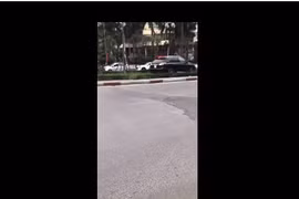 Video: Xe Lexus loay hoay leo lên dải phân cách để sang đường ở Hà Nội