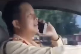 Thiếu tá CSGT lái xe nghe điện thoại công tác ở đội nào CA Hà Nội? 